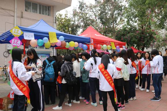 taptap点点体育在校道摆摊进行编织中国结活动
